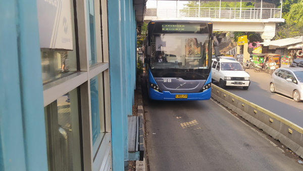 Photo of Direvitalisasi, Halte Bus Transjakarta Kampung Melayu Alami Perubahan Layanan