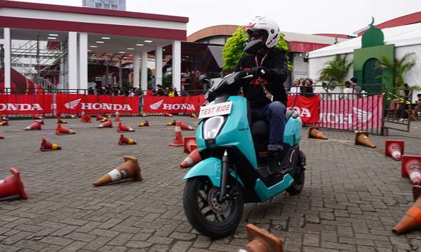 Honda Pikat Pengunjung di IIMS 2025, Ratusan Orang Jajal Motor Terbaru