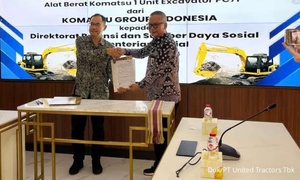 Komatsu Group & United Tractors Jalin Kerja Sama dengan Kemensos lewat Hibah Alat Berat