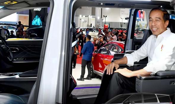 Presiden Jokowi Jajal MG Maxus 9, Melenggang di Arena IIMS 2024: Jadi EV MPV Termewah di Indonesia