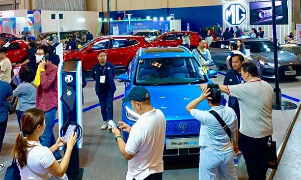 Duo EV MG Buatan Anak Bangsa Tebar Pesona di BCA Expoversary, Pengunjung Berebut Melihat Lebih Dekat