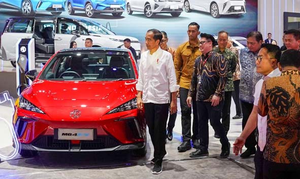 Presiden Joko Widodo Kunjungi Booth MG di IIMS 2024, Menyoroti Komitmen MG terhadap Mobilitas Berkelanjutan