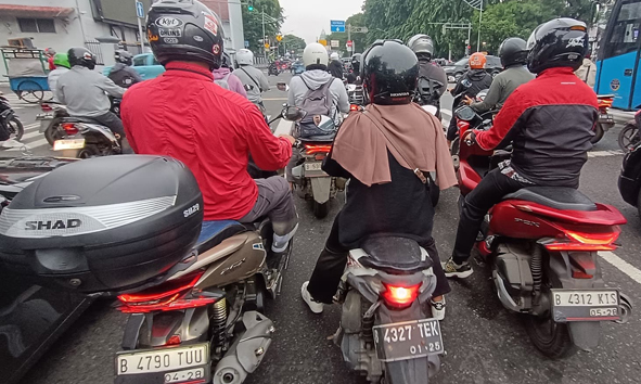 Tips Berkendara di Kemacetan dengan Sepeda Motor, Tetap Tenang dan #Cari_Aman