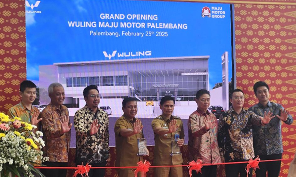 Wuling Resmikan Diler Maju Motor Palembang dengan Wuling Silver Logo