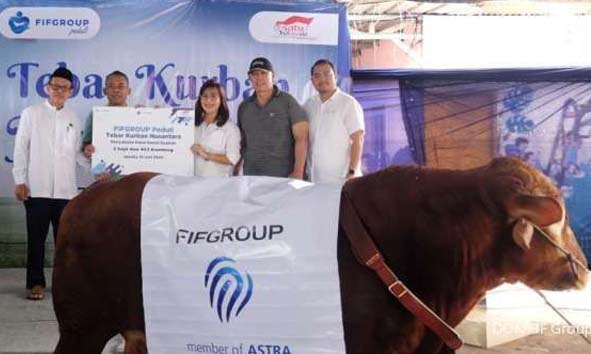 FIFGROUP Tebar 3 Sapi dan 453 Kambing ke Berbagai Penjuru Negeri