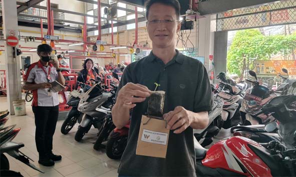 Komitmen Menjaga Lingkungan, Servis Motor Honda Dapat Bibit Tanaman Gratis