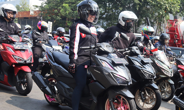 Jangan Asal Gas, Pengendara Wanita Harus Tetap Dahulukan Keselamatan #Cari_Aman Saat di Jalan