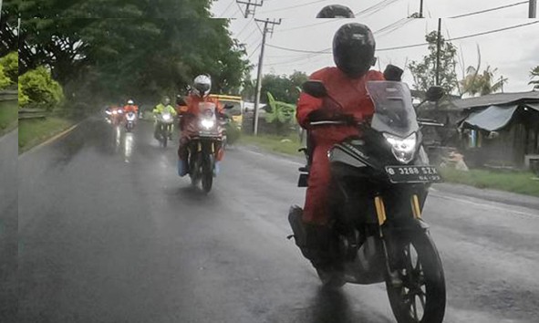 Pemotor Tetap Harus #Cari_Aman di Musim Hujan dan Jangan Asal Berhenti di Pinggir Jalan