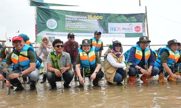 Dorong Pelestarian Lingkungan, Indonesia AirAsia Bersama Yayasan ITB74 dan KTH Cipta Pesona Lakukan Penanaman 10,000 Bibit Mangrove