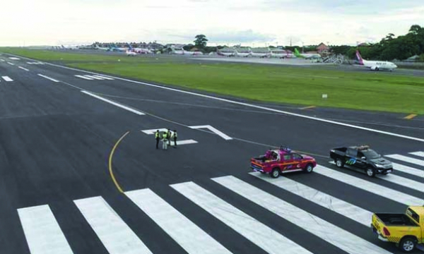 Bandara I Gusti Ngurah Rai  Didarati Airbus A380 Emirates